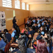 Los escolares, atentos a las exposiciones.
