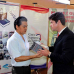 Entrega de lotes de libros para la institución visitada.