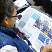 Una de las participantes de la jornada leyendo la publicación.