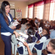 Los responsables del programa entregaron folletos y otros materiales a los alumnos.