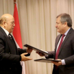 El rector de la UTIC, Hugo Ferreira, con el presidente de la CSJ, al culminar la rúbrica.