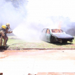 Bomberos voluntarios realizando un simulacro de siniestro de un automóvil.