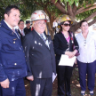 El ministro Blanco portando en la cabeza un casco protector utilizado en casos especiales por bomberos.