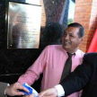 El ministro de la Corte Miguel Oscar Bajac descubriendo una placa en el local del nuevo juzgado de Paz.