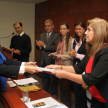La directora del CEJ, Victoria Rivas, entregando su premio a una alumna, también de la UTIC.