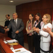 El directivo de Itaú licenciado Nilton Ferreira felicitando a Néstor Antonio Candia, alumno de la UTIC.
