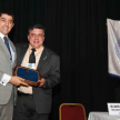El secretario general de la FIA, Dante Figueroa, entregó una plaqueta de reconocimiento al doctor Wilfrido Fernández.