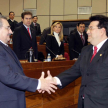 El presidente de la Corte Suprema de Justicia, doctor Antonio Fretes, saluda al titular del Congreso, senador Julio César Velázquez.