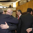 El ministro Luis María Benítez Riera abraza al doctor Antonio Fretes.