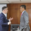El ministro Víctor Ríos junto al experto constitucionalista, profesor doctor Daniel Mendonca.