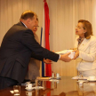 La ministra Alicia Pucheta de Correa entregó un presente al relator especial.