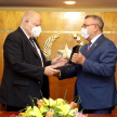 Se realizó la entrega de una placa de distinción al ministro Benítez Riera como testimonio de reconocimiento por los 35 años de servicios prestados.