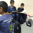 El kit de regalo para los niños incluyó cuadernos, reglas, tijeras, lápices de colores, bolígrafos, además de un calzado deportivo. 