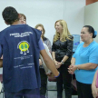 Comisión “Amor en Acción”, entregó útiles escolares y calzados a lustrabotas