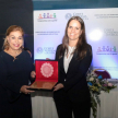 La directora de los Derechos de la Propiedad Intelectual entregó un reconocimiento a la ministra Gladys Bareiro de Módica por el apoyo a la dependencia a su cargo.