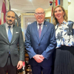 El embajador Badreddine Abdelmoumni con el ministro Diesel y su esposa.