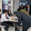 Estudiantes se registran antes de ingresar al local.