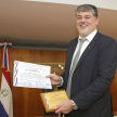 El doctor Camilo Torres fue reconocido con un certificado por su disertación.