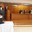 Momento de la firma del Acta que habilita a desempeñar las funciones de defensor público.