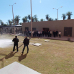La práctica con las mangueras contra incendios se realizó en el patio de la sede judicial