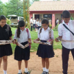 Alumnos leyendo los materiales informativos entregados.