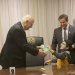 Los niños y niñas entregaron un presente a las autoridades como gesto de agradecimiento.