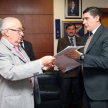 El ministro Bajac y el abogado Carlos Enrique Zárate Fleitas, ministro secretario ejecutivo de la Secretaría Nacional de la Niñez y Adolescencia, intercambian convenios.