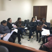 Los participantes formaron grupos para analizar casos específicos de violencia. 