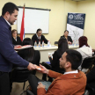 Funcionarios de la Dirección de Marcas y Señales de Ganado reciben materiales educativos sobre la capacitación recibida.