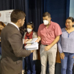 Entrega de compilados de leyes a los responsables de la institución.