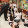 Ministro Luis María Benítez Riera, rompiendo protocolo, se acercó a saludar a los pequeños egresados.
