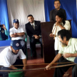 Facilitadores judiciales realizando un acto de demostración de sus costumbres a todos los presentes.