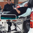 Momento en que ingresan en la ambulancia que presta servicio en el Poder Judicial