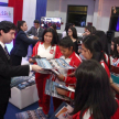 Entrega de materiales informativos a los estudiantes.