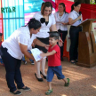Las profesoras de la guardería hicieron entrega de los certificados a cada alumno, que felizmente culminan un año educativo más.