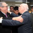 Saludo protocolar entre las autoridades.