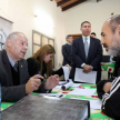 El ministro Luis María Benítez Riera conversando con un recluso sobre su situación procesal.