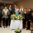 Funcionarios judiciales posando con la imagen de la Virgen María Auxiliadora.