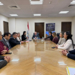 Durante la reunión, los representantes gremiales presentaron una propuesta para la implementación de una herramienta informática de consulta unificada sobre causas de violencia doméstica tramitadas ante los Juzgados de Paz mediante el trámite electrónico.