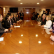 Miembros de la comitiva presidencial taiwanesa en el encuentro con los ministros del máximo tribunal.