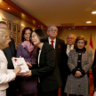 La ministra Alicia Pucheta entregando un presente a la ilustre visitante.
