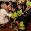 Niños y niñas de la Guardería "La casita de María" entregaron un ramo de flores a la presidenta de la máxima instancia judicial.