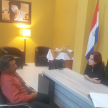 El consultor técnico indígena, Sindulfo Vera conversando con la ministra de la máxima instancia judicial, Miryam Peña.