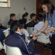 La defensora de la Niñez y Adolescencia, Rilsi Pérez presentó una exposición con ilustraciones, cantos y juegos sobre el rol del defensor y la responsabilidades de los niños y niñas.