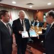 El ministro encargado de la biblioteca del PJ, Luis María Benítez Riera, y el vicepresidente primero, Alberto Martínez Simón, recibieron la donación de libros jurídicos.