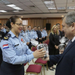 El presidente la Corte Suprema, doctor Eugenio Jiménez Rolón, hizo entrega de unos presentes a los agentes policiales de la sede judicial de la Capital.
