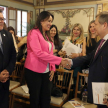 Susana Granados, titular de la Asociación de Jueces de Paz; Delio Vera Navarro, presidente de la Asociación de Jueces del Paraguay; y el presidente de la máxima instancia judicial, Eugenio Jiménez Rolón, en un saludo protocolar antes del taller.