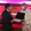 La presidenta de la Asociación de Magistradas del Paraguay entregó una placa de reconocimiento al titular de la máxima instancia judicial por realzar el nombre de Serafina Dávalos.