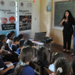 La defensora pública Gloria Torres con claros ejemplos pidió a los niños cuidar su integridad.