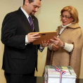 La ministra de la Corte Suprema de Justicia y encargada de la Dirección de los Derechos de la Propiedad Intelectual, doctora Gladys Bareiro de Módica entrega la placa honorífica al ganador del primer premio